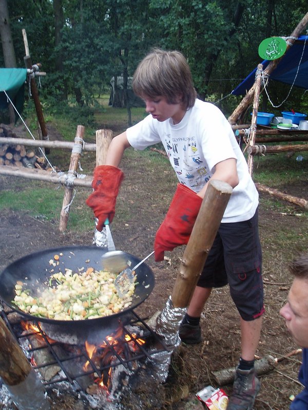 Scouts koken op kamp