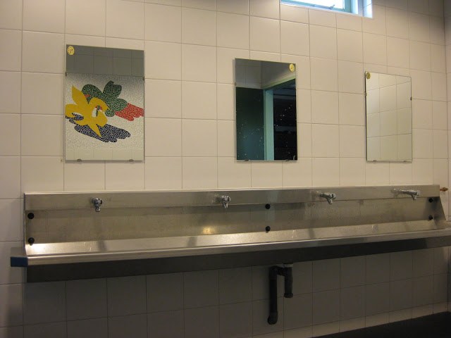 Wasbak in de sanitaire ruimte van Ut Jeugdhuis