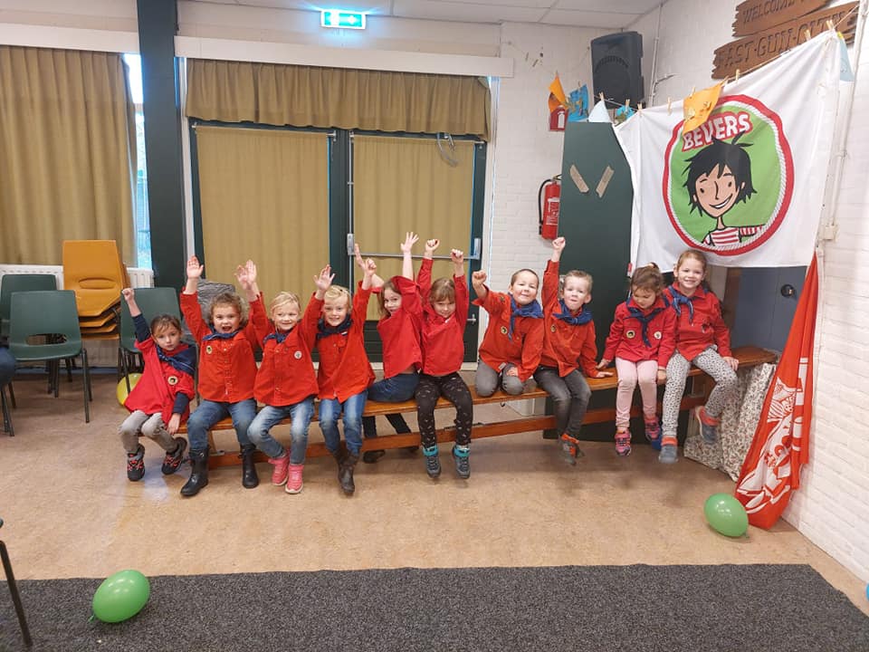 Bevers samen tijdens een creatieve activiteit